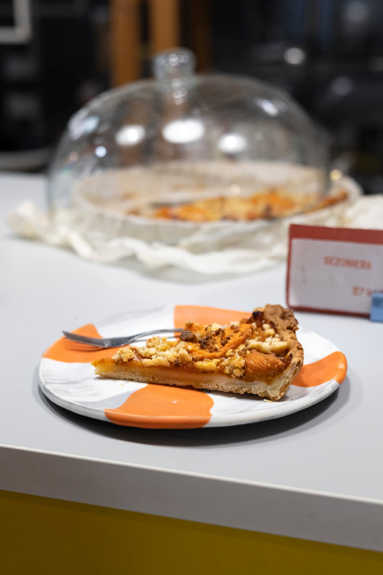 Tartelicious — felie de tartă sezonieră pe farfurie